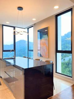 Genting Grand Penthouse Vist'A-Residences, 4BR&4'5Baths, sleeps 19pax, Balcony Partial Hills View, Bathtub, Coway Dispenser, Streaming Device, Fully AC,4 Private Cars Park - Resorts World Genting - 4