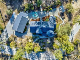 Yosemite Country House sleeps 20 w/ hot tub, firepit, bonus studio - Oakhurst - 5