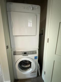 Cozy 1BR Near Skytrain - Explore Vancouver Easily - 2