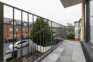CoZy Apartments With King Size Beds Near Enfield Town & Chase Farm Train Stations With Wifi and Parking - Enfield - 9