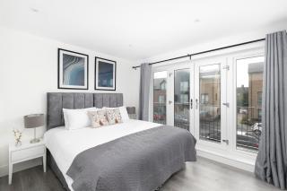 CoZy Apartments With King Size Beds Near Enfield Town & Chase Farm Train Stations With Wifi and Parking - Enfield - 0