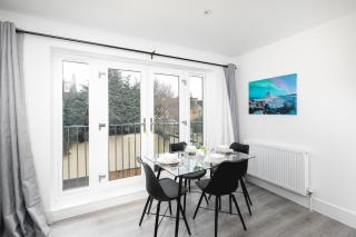 CoZy Apartments With King Size Beds Near Enfield Town & Chase Farm Train Stations With Wifi and Parking - Enfield - 8