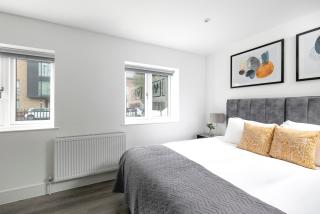 CoZy Apartments With King Size Beds Near Enfield Town & Chase Farm Train Stations With Wifi and Parking - Enfield - 7