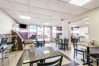 Econo Lodge Inn & Suites Near Bricktown - 9