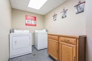 Super 8 By Wyndham Beloit - Beloit - 2