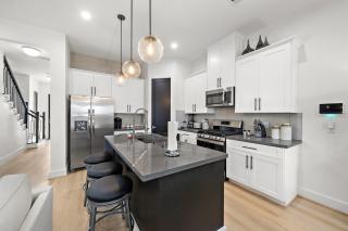 Med Center Retreat Near Downtown Games WiFi Desk - 1