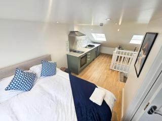 Fantastic 5 bedroom House with a Studio - Strood - 6