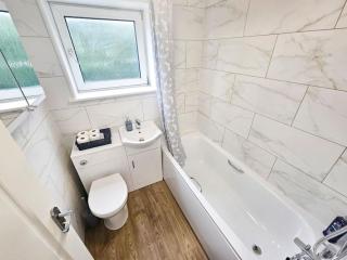 Fantastic 5 bedroom House with a Studio - Strood - 2