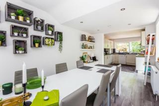 Very Large 5 Bed House Higham Ferrers family and contractors king beds Sky TV Pool Table Gym - 5