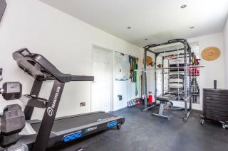 Very Large 5 Bed House Higham Ferrers family and contractors king beds Sky TV Pool Table Gym - 3