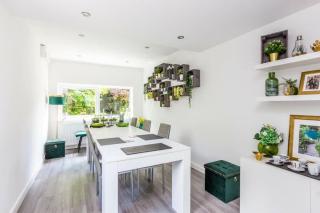 Very Large 5 Bed House Higham Ferrers family and contractors king beds Sky TV Pool Table Gym - 1
