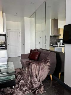 Premium Suite with Balcony at Gramercy, Makati Manila - Manila - 2