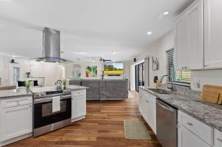 Sunshine State Retreat Luxury Pool Home - Brandon - 3