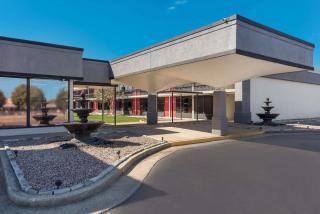 Econo Lodge - 9