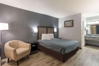 Econo Lodge - 3