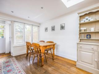 Charming Chichester Home w Garden Pass The Keys - Chichester - 5