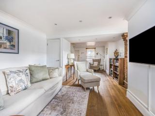 Charming Chichester Home w Garden Pass The Keys - Chichester - 1