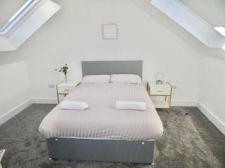 Spacious 4-Bed Semi-Detached Home with Garden - Liverpool - 9