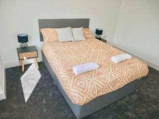Spacious 4-Bed Semi-Detached Home with Garden - Liverpool - 2