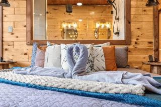 Romantic Gatlinburg Chalet with Hot Tub, Jacuzzi & Mountain Views - 9