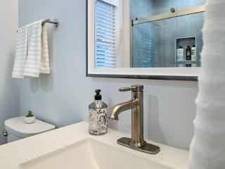 Charming Modern Cozy Home! - 9