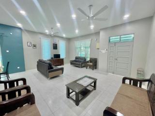 Rumah Biru Cozy Hadapan Hospital Sultanah Bahiyah Alor Setar Corner Lot 4 bilik airconds dan parking luas berserta free wifi - Alor Setar - 0
