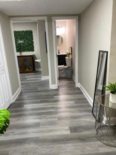 Cozy lower-level apartment - 7