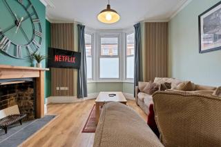Spacious House - Sleeps 10 - Central Location - Free Parking, Fast WiFi and Smart TV with Netflix by Yoko Property - Northampton - 9