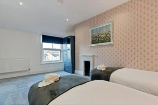 Spacious House - Sleeps 10 - Central Location - Free Parking, Fast WiFi and Smart TV with Netflix by Yoko Property - Northampton - 2