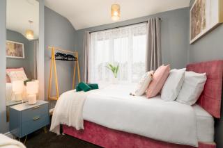 Modern Spacious Home - Parking - Sleeps 6 - minutes from the A1 & the Races - 5