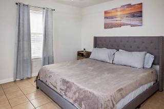 Grand Twin Oasis 6BR Near Beach & Attractions - 4