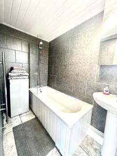 Arthur Street, Stylish 3 Bedroom House - 3