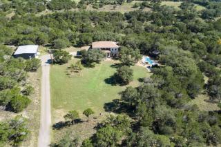 HILL COUNTRY HOME 15 ACRES,BILLIARD,FIREPIT,POOL,WINERY, Next to Flat Creek Winery - 1