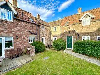 Anchor Cottage - Part of the The Bay Filey Holiday Village with pool, gym and direct beach access, pub, restaurant, tennis and meadows walks - Filey - 7
