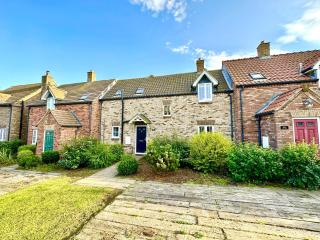Anchor Cottage - Part of the The Bay Filey Holiday Village with pool, gym and direct beach access, pub, restaurant, tennis and meadows walks - Filey - 6