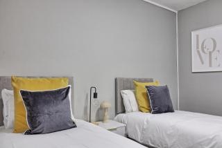 Rayleigh Weir - Luxury 3 bedroom house with games room - 4