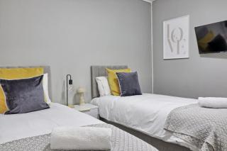 Rayleigh Weir - Luxury 3 bedroom house with games room - Rayleigh - 2