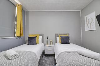 Rayleigh Weir - Luxury 3 bedroom house with games room - 2