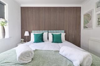 Rayleigh Weir - Luxury 3 bedroom house with games room - 8