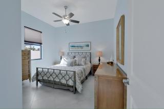 Luxury Abounds at Vanderbilt Beach Pool & Spa - 3