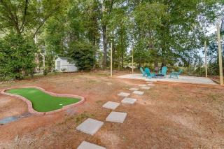 3BR Charlotte Getaway, Hot Tub & Mini Golf Fun - 9