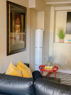 Cozy One Bed Suite in the Heart of Ballard - 3