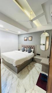 HOTEL LAVISH - 1