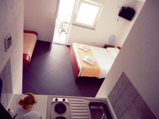 Apartments Loncar - Drvenik Veli - 1