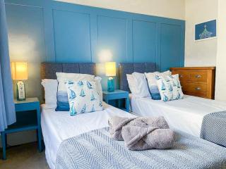 3-BR Stylish Spacious Townhouse, Perfect for Groups, Sleeps 6 with Free On-Street Parking Permit, Southsea - WORK CONTRACTORS and EASTER SPECIAL OFFER - by Blue Puffin Stays - Portsmouth - 8
