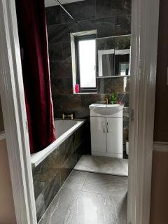5 bed room house - Barkingside - 8