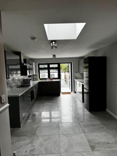 5 bed room house - Barkingside - 3