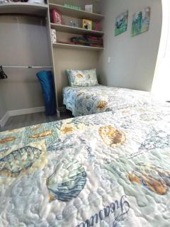 SEA LA VIE COZY BEACH HOME ON 500 BLOCK, Walk to beach only half mile away, SLEEPS 6 - Naples - 6