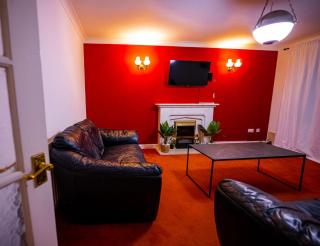 Spacious 5 Bedroom Near Airport - Streatley - 0
