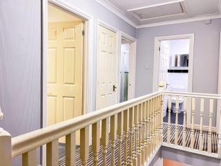 Spacious 5 Bedroom Near Airport - Streatley - 5